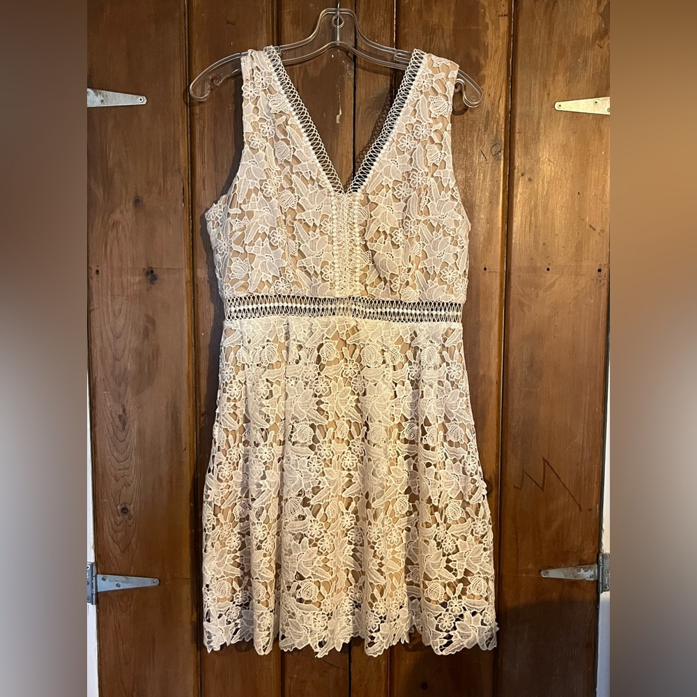 BEAUTIFUL WHITE DRESS WITH INTRICATE DETAIL. SIZE L